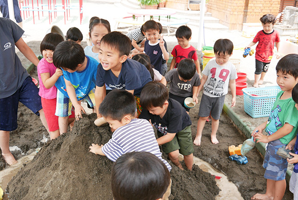 写真：6月 どろんこ遊び