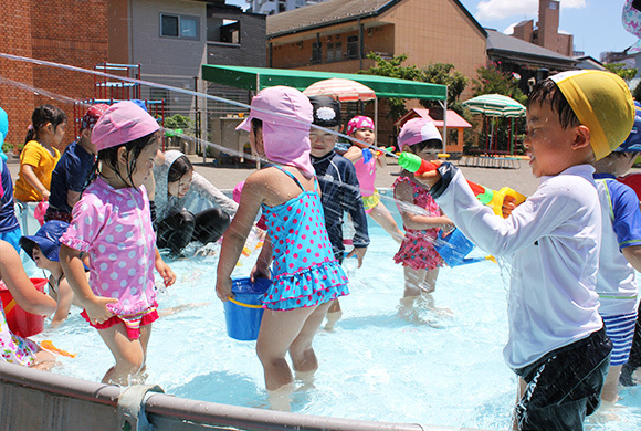 写真：7月 プール